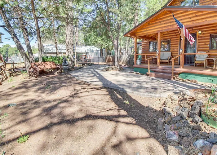 Near Scenic Trails! Woodsy Log In Lakeside Holiday home