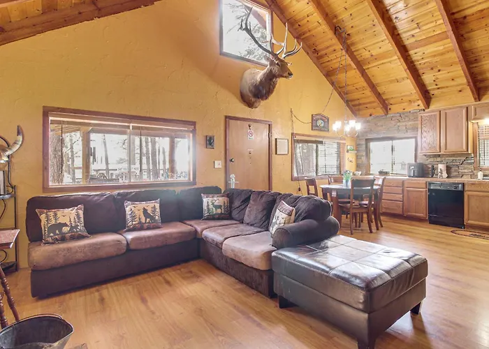 Holiday home Near Scenic Trails! Woodsy Log In Lakeside