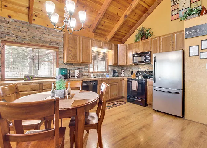 Holiday home Near Scenic Trails! Woodsy Log In Lakeside