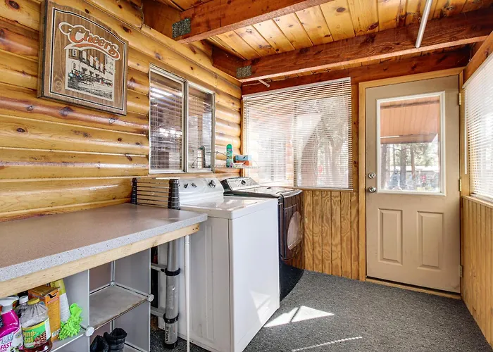 Holiday home Near Scenic Trails! Woodsy Log In Lakeside *