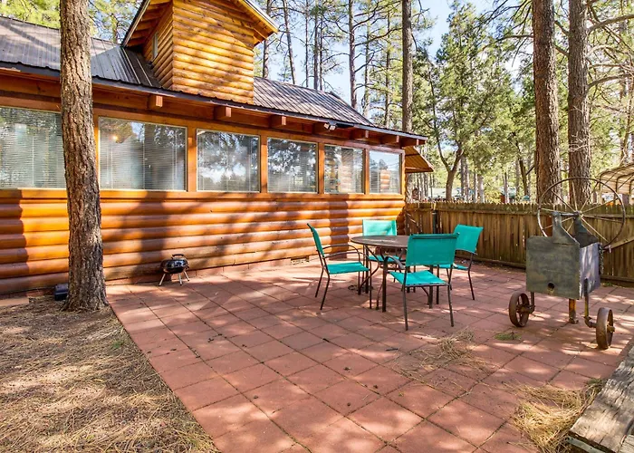 Near Scenic Trails! Woodsy Log In Lakeside Holiday home *
